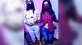 Kajal's Lesbian Show: um vídeo de câmara quente 6 minuto 10 SEC