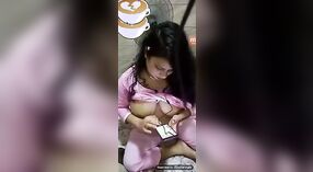 美しいアジアの女子高生は彼女のセクシーな体を披露します 1 分 50 秒