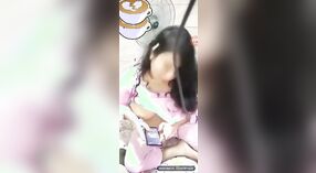 美しいアジアの女子高生は彼女のセクシーな体を披露します 2 分 10 秒