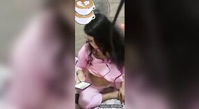 美しいアジアの女子高生は彼女のセクシーな体を披露します 3 分 00 秒