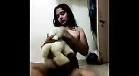 Mangala bhabhi, amoureuse des jouets, aime jouer en solo 2 minute 00 sec