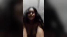 پیاری اور شہوانی ، شہوت انگیز سنہرے بالوں والی شوکیا brunette اس باپ سے بھرا ویڈیو میں اس کے پریمی teases 3 کم از کم 20 سیکنڈ