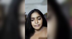 Ładny i seksowny blondynka amator brunetka droczy jej kochanek w to steamy wideo 4 / min 40 sec