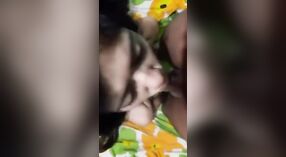 Desi girl fait une pipe à son petit ami dans une vidéo divulguée. 3 minute 50 sec