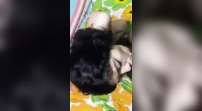 Desi girl fait une pipe à son petit ami dans une vidéo divulguée. 0 minute 30 sec