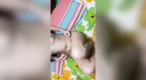 Chica Desi le hace una mamada a su novio en un video filtrado. 0 mín. 40 sec
