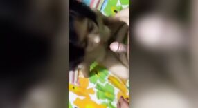 Desi girl fait une pipe à son petit ami dans une vidéo divulguée. 0 minute 50 sec