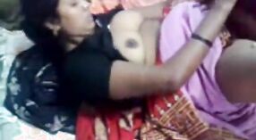 Istri Telugu yang selingkuh menjadi nakal di desa 1 min 00 sec