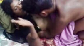Istri Telugu yang selingkuh menjadi nakal di desa 1 min 40 sec
