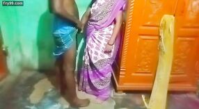 Nyukupi napsu kanggo jinis Karo bibi désa Kerala ing omah 0 min 0 sec