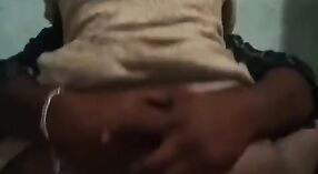 Une fille noire sexy se fait pilonner durement par la grosse bite de son amie 1 minute 20 sec