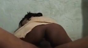 Une fille noire sexy se fait pilonner durement par la grosse bite de son amie 2 minute 30 sec