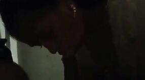 Une fille noire sexy se fait pilonner durement par la grosse bite de son amie 0 minute 40 sec