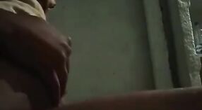 Une fille noire sexy se fait pilonner durement par la grosse bite de son amie 0 minute 50 sec