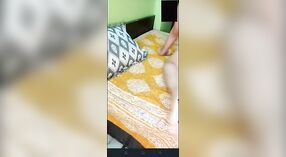 भारतीय महाविद्यालयीन विद्यार्थ्याने वाफेच्या व्हिडिओमध्ये तिचे बुब्स आणि मांजरीची भरभराट केली 2 मिन 20 सेकंद