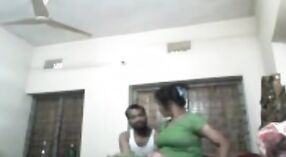 德西·巴比（Desi Bhabi）在一个热气腾腾的视频中与老板一起玩得开心 0 敏 0 sec