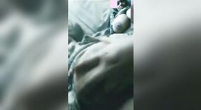 Une fille montagnarde aux gros seins devient intime et se montre 2 minute 00 sec