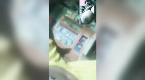 Seorang gadis dusun dengan payudara besar menjadi intim dan pamer 5 min 00 sec