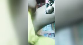 मोठी बूब्स असलेली एक हिलबिली मुलगी जिव्हाळ्याचा आणि दाखवते 1 मिन 00 सेकंद