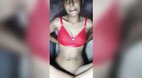Bangladeshi dziewczyna dostaje zrogowaciały i masturbates z jej palce 0 / min 0 sec