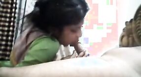 Bhabhi se entrega a sexo oral e foda na boca durante o período 3 minuto 20 SEC