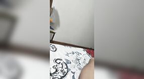 Desi's Brüste werden von Ehemann in einem dampfenden Video gequetscht 0 min 0 s