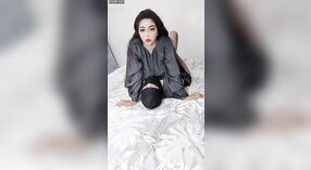 Indische MILF mit großen Titten hat Sex mit einem Urdu sprechenden Jungen 1 min 00 s