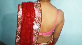 Vợ ấn độ trong một sari được âm hộ của cô kéo dài bởi một vòi nước lớn 0 tối thiểu 0 sn