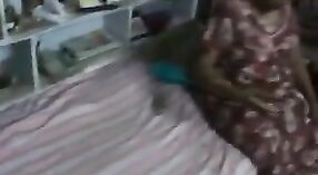 இந்திய மனைவி நிலினா தனது காதலனிடமிருந்து ஒரு சிற்றின்ப ஹேண்ட்ஜாப் பெறுகிறார் 3 நிமிடம் 00 நொடி