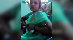 Rijpere bhabhi ' s groot borsten krijgen gedrukt door haar collega in de kantoor 0 min 0 sec