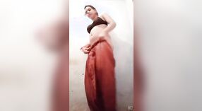 Jolie fille asiatique exhibe ses atouts amples dans une vidéo solo 0 minute 40 sec