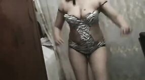 Esposa tetona muestra sus movimientos en un sensual video de baile 3 mín. 00 sec