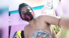 Desi bhabi ' s live webcam show zal je zeker buiten adem laten 3 min 00 sec
