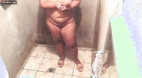 Bigass indiase bhabhi neemt een douche in deze stomende video 3 min 10 sec