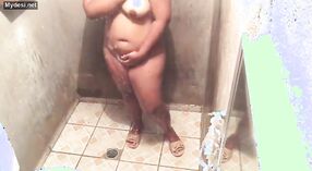 Bigass indiase bhabhi neemt een douche in deze stomende video 3 min 30 sec