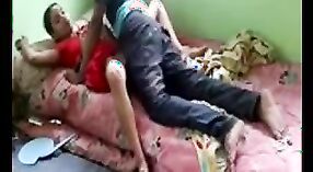 Indische bhabhi gönnt sich mit ihrem jungen Liebhaber dampfenden devarex 3 min 20 s