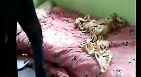 Indische bhabhi gönnt sich mit ihrem jungen Liebhaber dampfenden devarex 0 min 0 s
