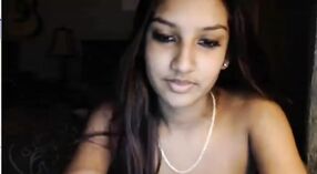 Une adolescente indienne donne un spectacle en direct devant la caméra avec sa tranche d'âge 1 minute 40 sec