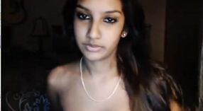 Une adolescente indienne donne un spectacle en direct devant la caméra avec sa tranche d'âge 2 minute 30 sec