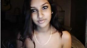 Une adolescente indienne donne un spectacle en direct devant la caméra avec sa tranche d'âge 3 minute 20 sec