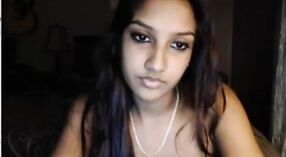 Une adolescente indienne donne un spectacle en direct devant la caméra avec sa tranche d'âge 0 minute 30 sec