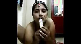Vidéo nue de Mangala Bhabhi appréciant une banane 5 minute 00 sec
