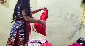 Jeune femme de ménage jouit de mille roupies de plaisir dans sa robe 0 minute 0 sec