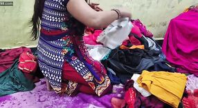 Jeune femme de ménage jouit de mille roupies de plaisir dans sa robe 1 minute 40 sec