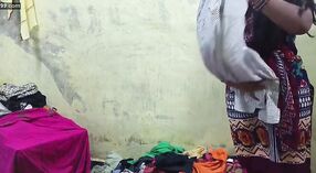 Người giúp việc trẻ thích một ngàn rupee niềm vui trong trang phục của cô 3 tối thiểu 00 sn