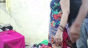 Jovem empregada goza de mil rúpias de prazer em seu vestido 4 minuto 20 SEC