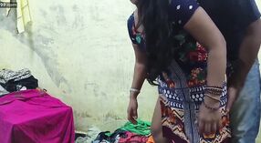 Jovem empregada goza de mil rúpias de prazer em seu vestido 5 minuto 40 SEC