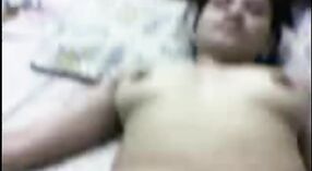 印度妻子在这个激烈的视频中被丈夫殴打 2 敏 20 sec