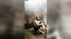Потрясающая бангладешская девушка в сцене с горячим душем принимает ванну 3 минута 40 сек