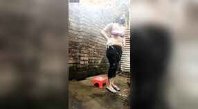 Потрясающая бангладешская девушка в сцене с горячим душем принимает ванну 4 минута 30 сек